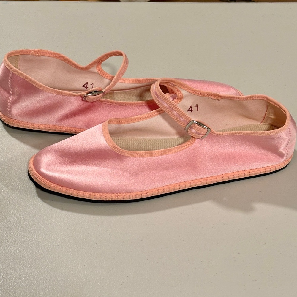 BRAND NEW ViBi Venezia Mary Jane Flats, Pink Silk, size 41